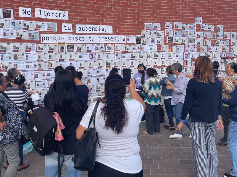 Remueven mural de personas desaparecidas en Plaza Bicentenario