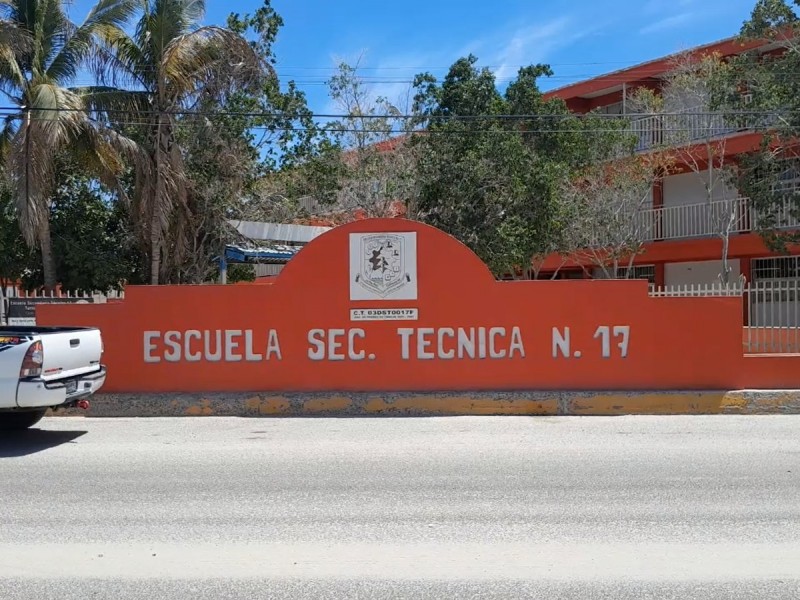 Remueven temporalmente a director de la secundaria técnica 17