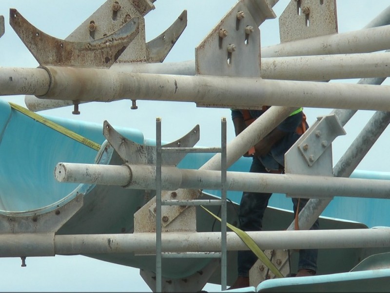 Desmantelan toboganes de Parque Acuático el 