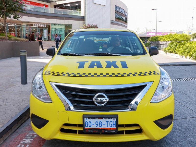 Renuevan parque vehicular de taxis