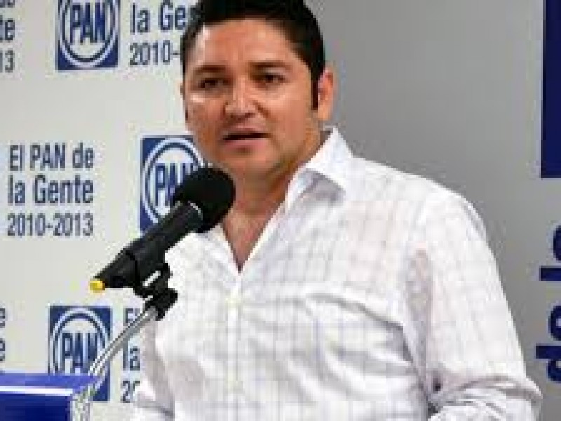 Renuncia Adrián Espinoza a militancia panista