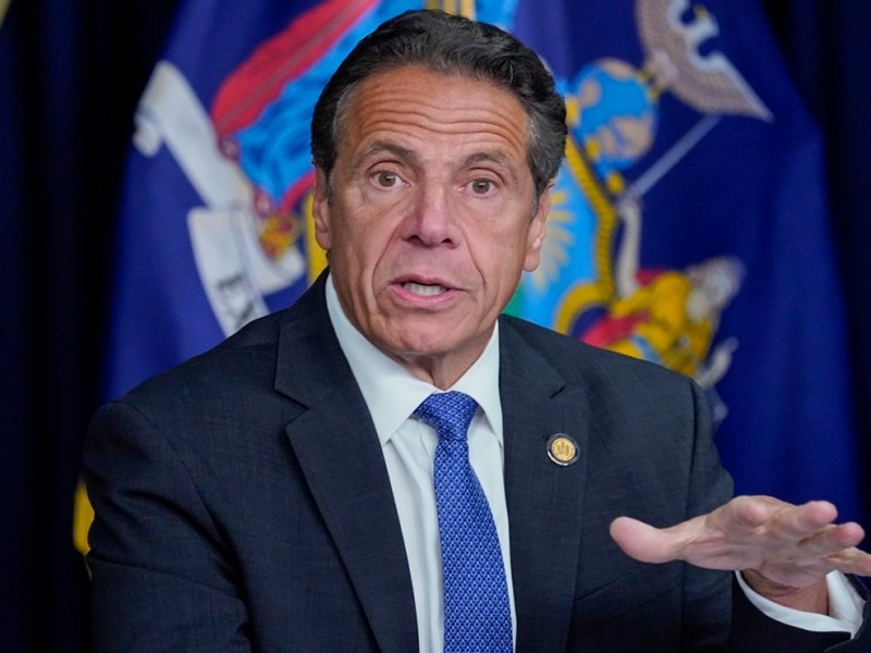 Renuncia el gobernador de NY Andrew Cuomo, acusado de acoso