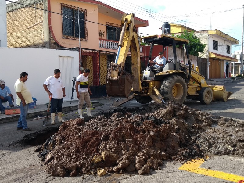 Repara SIAPA socavón de calle Roble