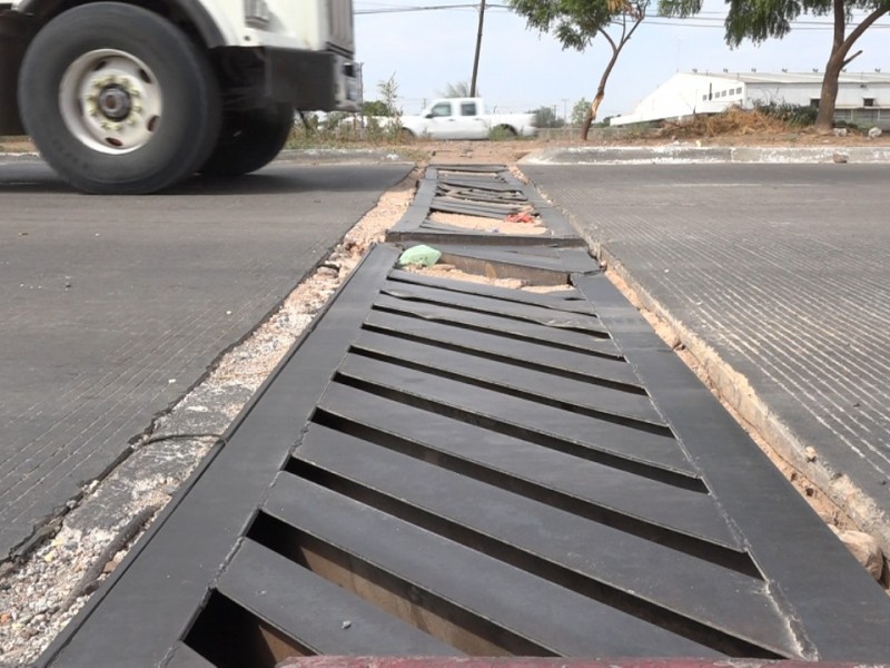 Reparación a medias en alcantarilla en mal estado