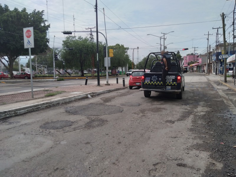 Reparan baches sobre boulevard Téllez Cruces