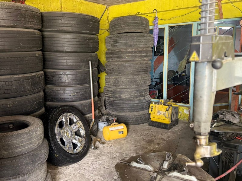Reparación de neumáticos se dispara 70% por baches en Edomex