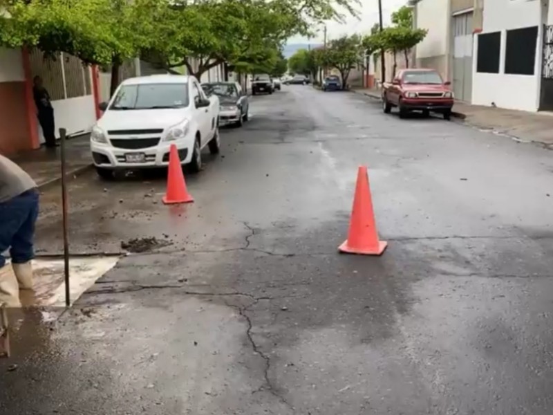 Reparación de tubería, informan tener precaución por centro de Colima