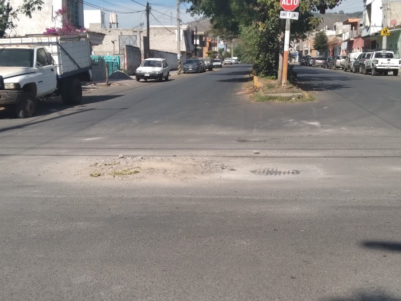 Reparan alcantarilla de calle Querétaro