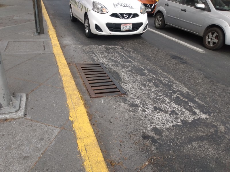 Reparan alcantarilla en Paseo Tollocan