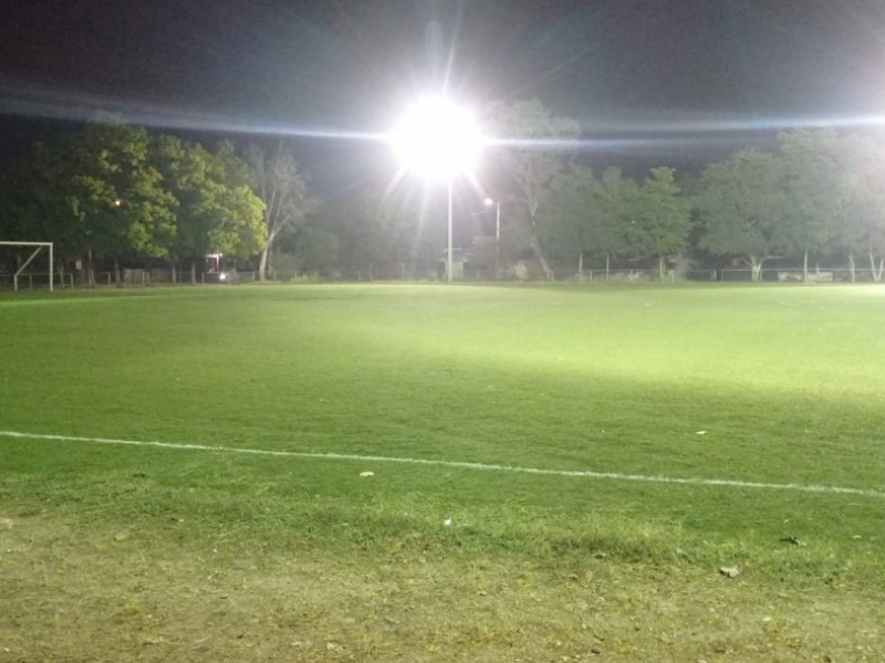 Reparan alumbrado de campo de fútbol; el municipio lo cancela