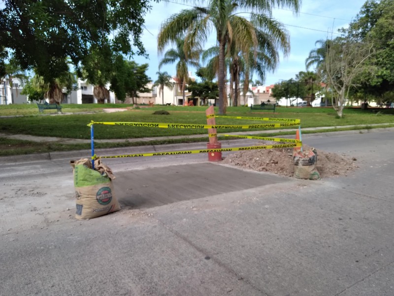 Reparan bache de Avenida Los Sauces