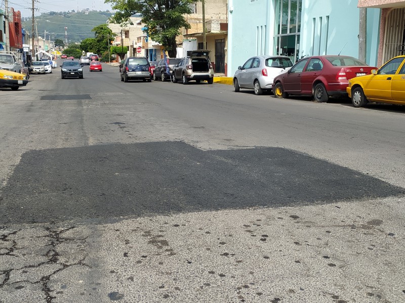 Reparan bache de la calle Tenochtitlán