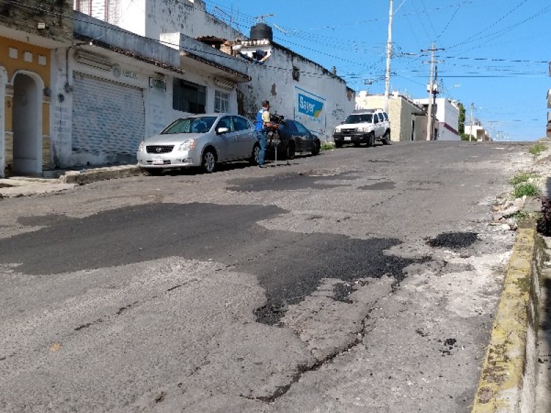 Reparan baches de calle Leona Vicario