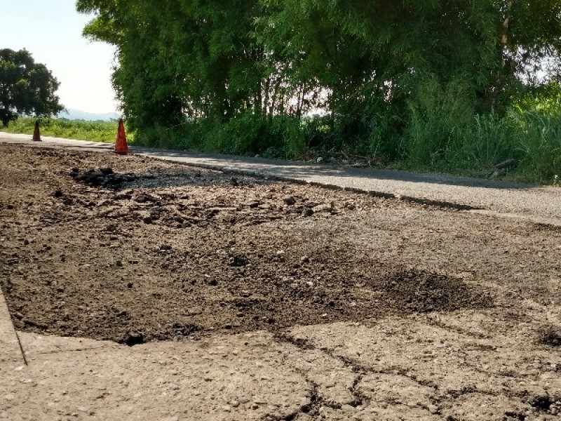 Reparan baches en camino a Pantanal