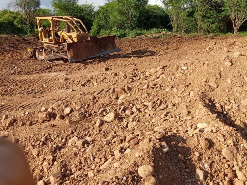 Reparan caminos destrozados por las lluvias en El Fuerte