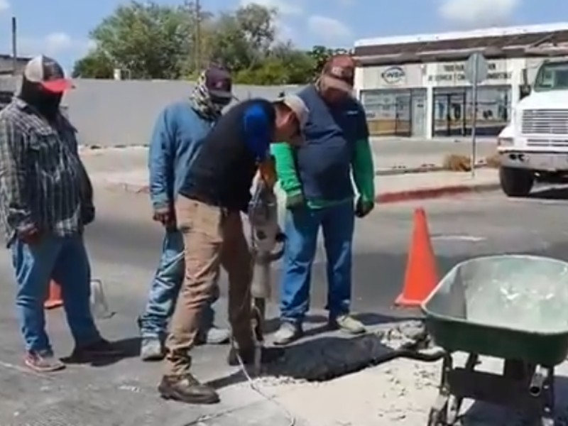 Reparan crucero dañado en calle Tabasco y Jesús García