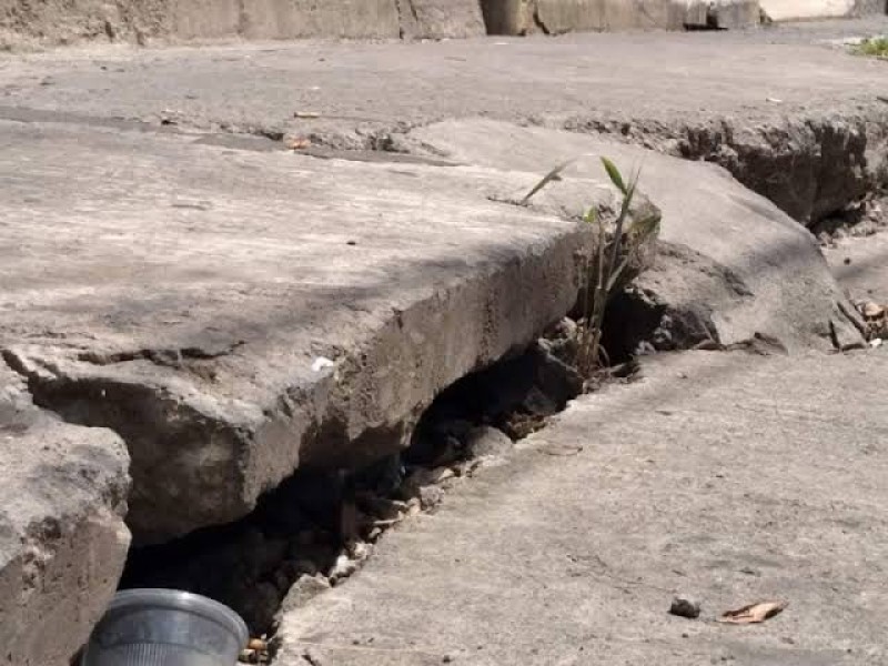 Reparan daño por subsidencia en la calle Leona Vicario