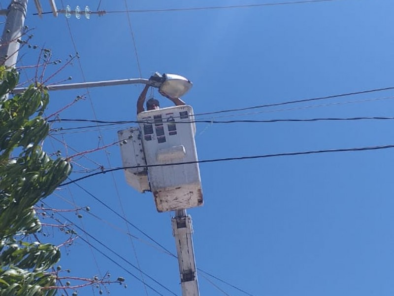 Reparan e instalan luminarias en Centinela