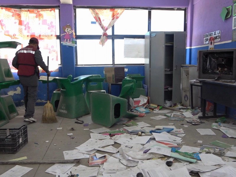 Reparan escuela vandalizada en lomas del sol