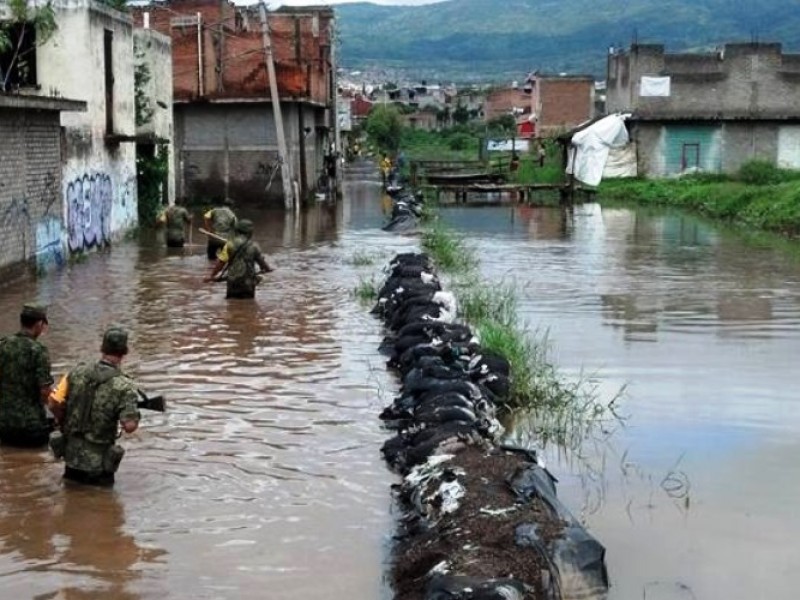 Reparan fisura en Río Lerma; atienden a afectados