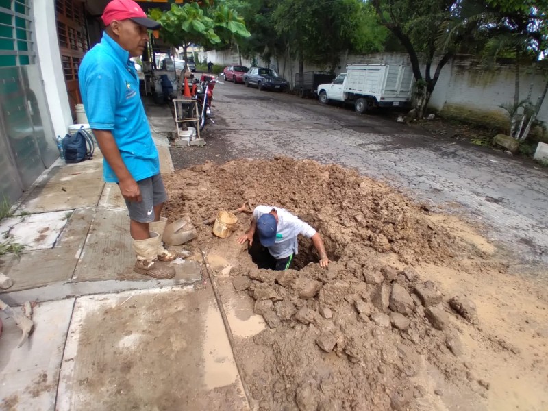 Reparan fuga de agua de la calle Perú