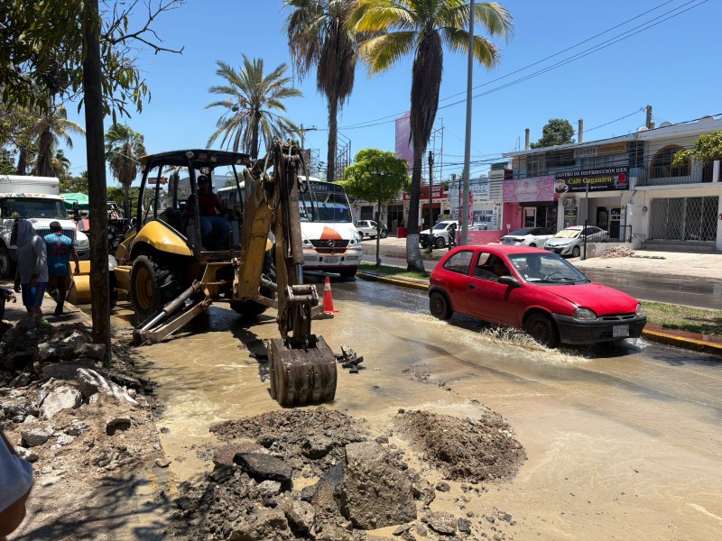 Reparan fuga de Agua en Crucero de Avenidas Insurgentes y Ejército Mexicano