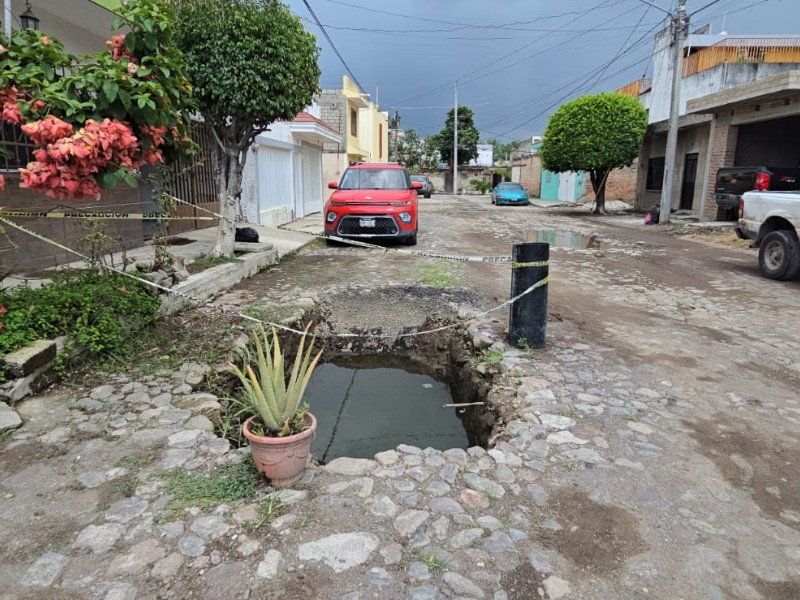 Reparan fuga de agua pero dejan pozo abierto en la Comerciantes