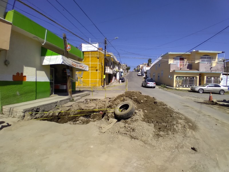 Reparan fuga de agua, pero dejaron un pozo abierto