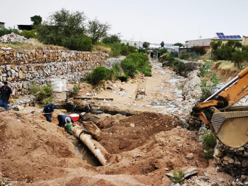 Reparan fuga de aguas negras en arroyo los Nogales