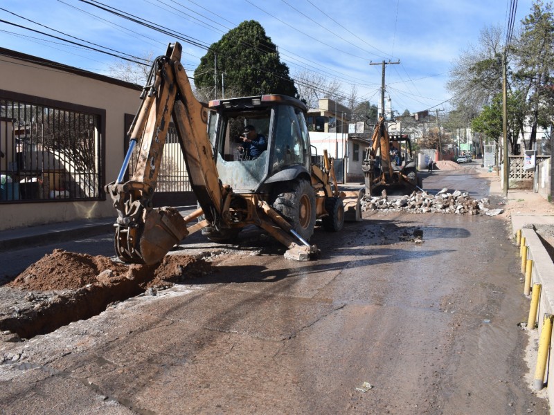 Reparan fuga de aguas negras en calle Maclovio Herrera