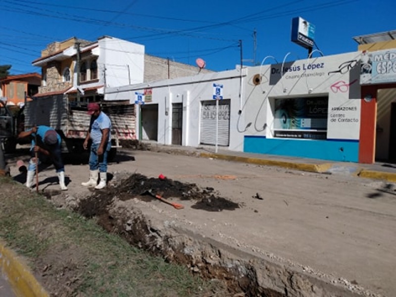 Reparan fuga de la calzada del ejército