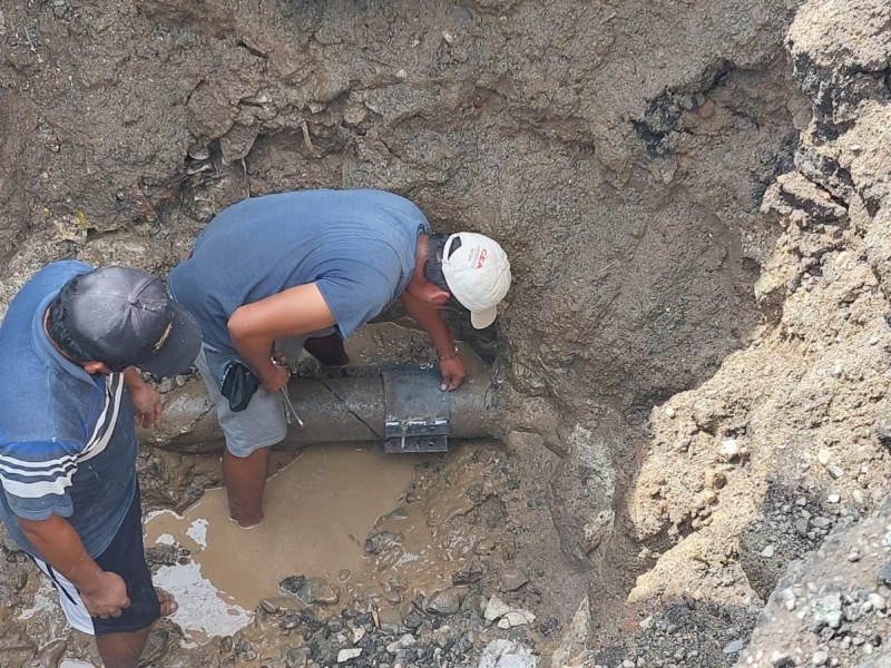 Reparan fuga de línea principal de agua potable en Tehuantepec