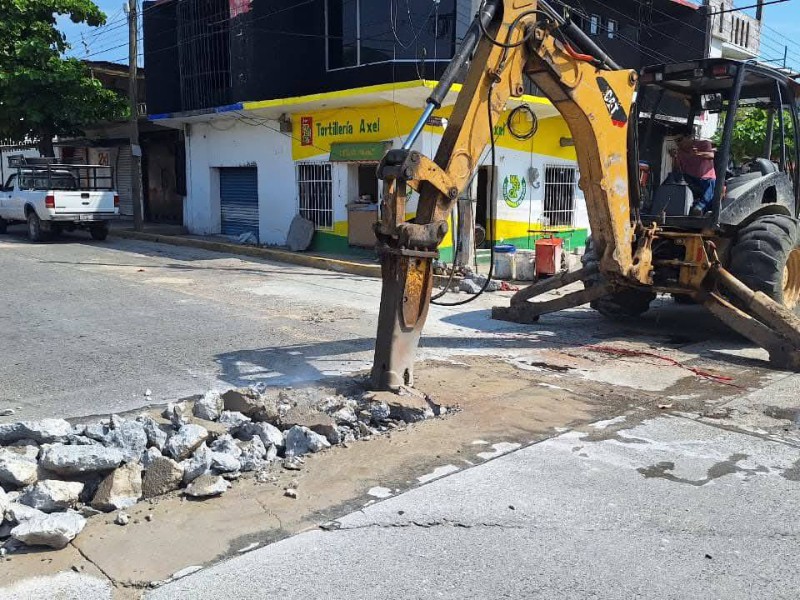 Reparan línea de agua en Salina Cruz; cierran calles en Barrio Espinal