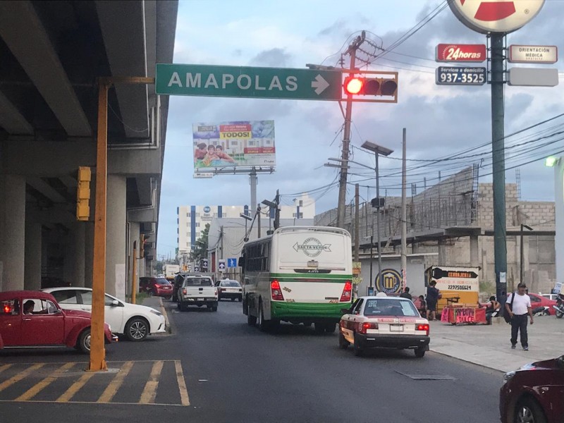 Reparan semáforos de distribuidor vial de las Amapolas