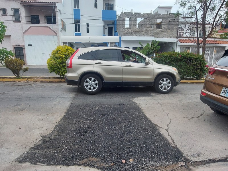 Reparan socavón de avenida Allende y Huerta Residencial