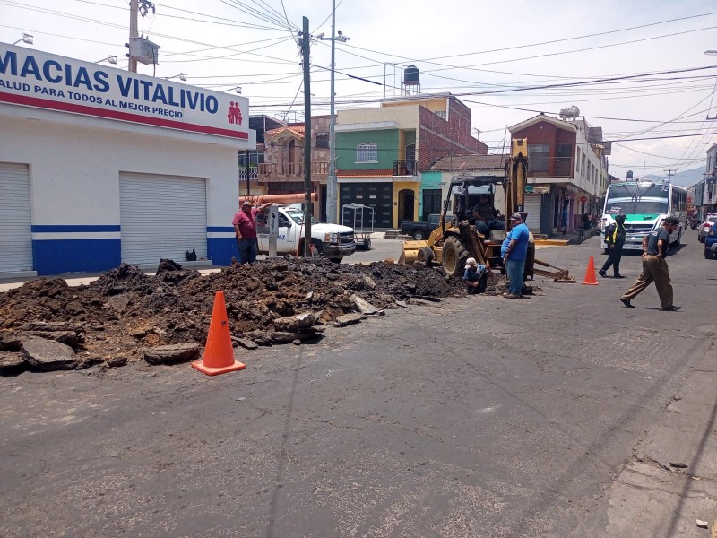 Reparan socavón en calle Niños Héroes para evitar filtraciones