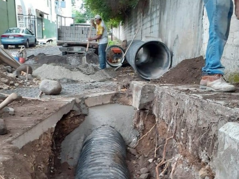 Reparan tubería para evitar inundaciones en el centro de Villa de Álvarez