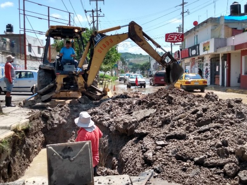 Reparará SIAPA fuga de agua y socavón