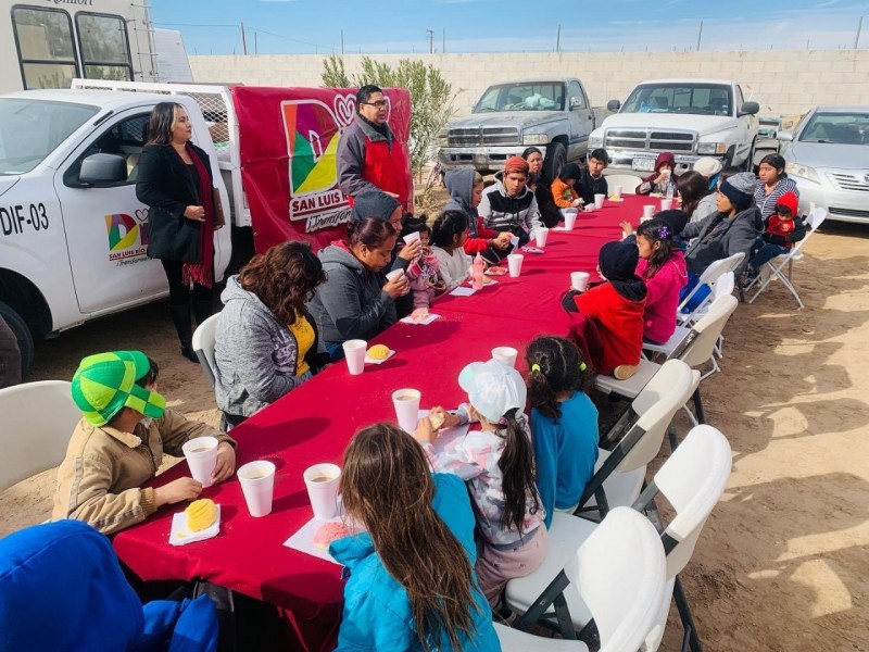 Reparte DIF Municipal juguetes y alimento en colonias