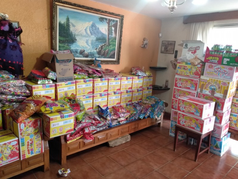 Reparte mil 400 kilos de dulces familia Mendoza