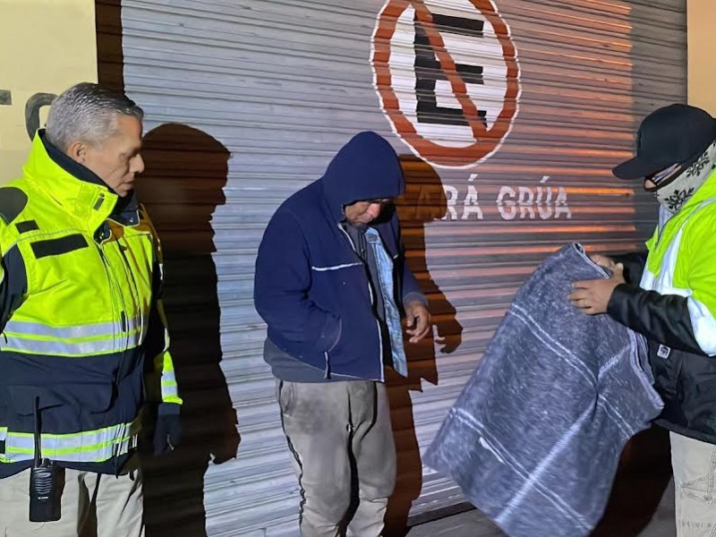 Reparte protección civil cobertores a personas en condición de calle