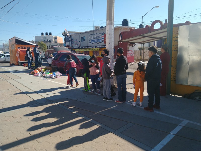 Reparten tradicional Rosca de Reyes ahora en colonias