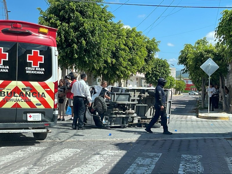 Repartidor de agua impacta a un auto en 26 norte