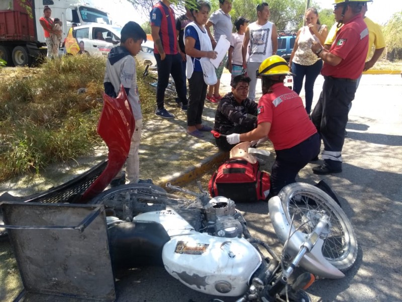 Repartidor resultó lesionado al chocar contra auto