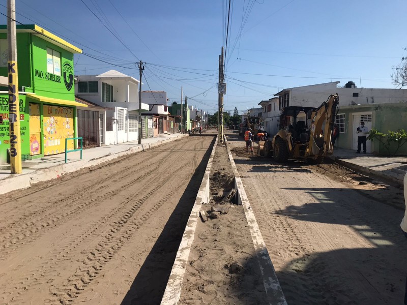 Repavimentan acceso a colonia Villa Rica en Veracruz