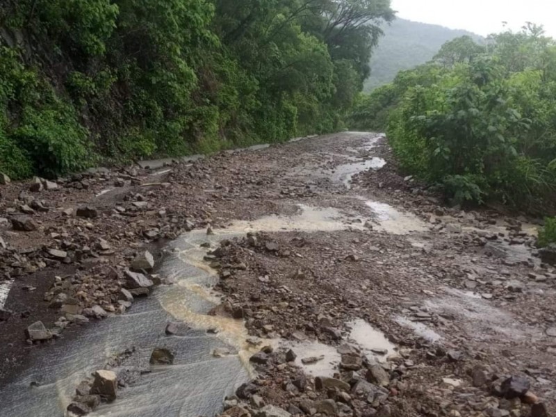 Reportan múltiples derrumbes y bloqueos en la Ahuacatlán-Barranca de Oro