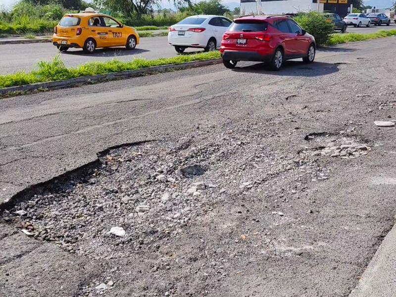 Repleta de baches gigantes la lateral del libramiento Griselda Álvarez