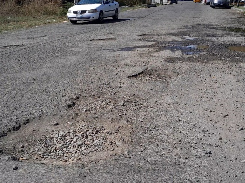 Repleta de baches la calle Del Ejecutivo, frente al Complejo