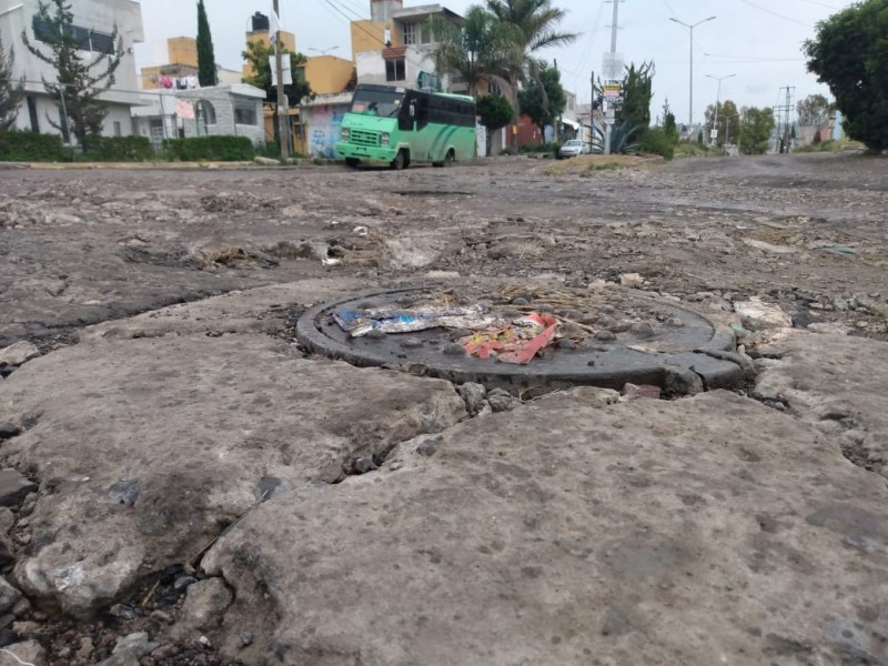 Repletos de baches las calles de U. H. La Guadalupana