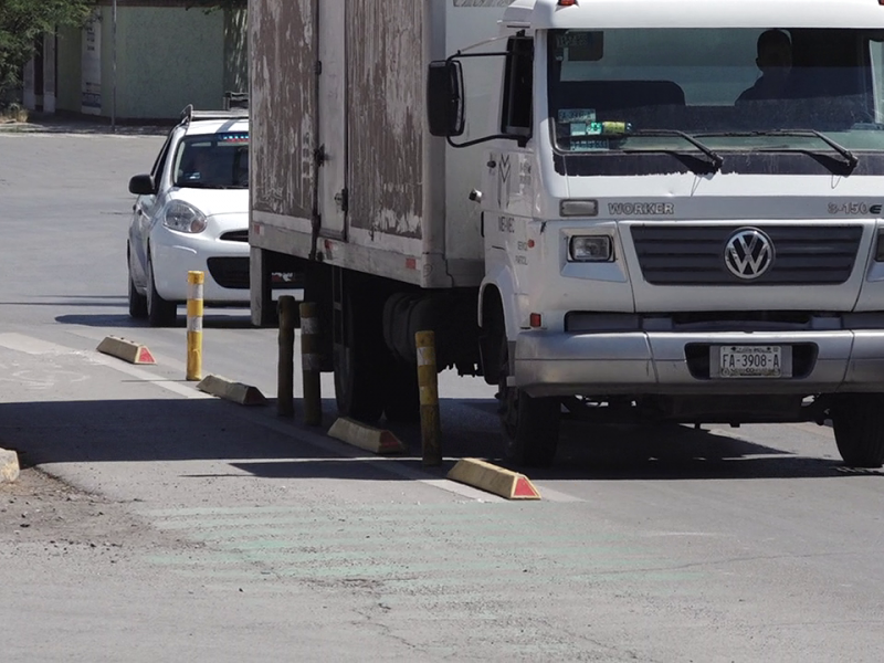 Reponen bolardos de ciclovía en la calzada Colón